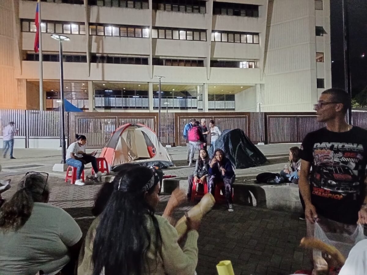 Denunciaron que presuntos colectivos atacaron al Comité de Madres durante vigilia a las afueras del TSJ