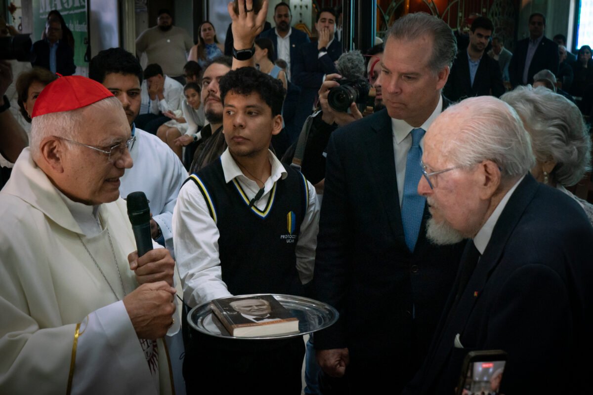 Alberto J. Vollmer presentó el libro Memorias: la siembra de un legado